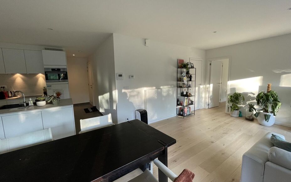 Nieuwbouwappartement te huur in Wemmel. Zeer aangenaam appartement. Het appartement bestaat uit een inkomhal met WC, open keuken met kookeiland, leefruimte met toegang tot het terras, een slaapkamer met aansluitend de badkamer en een berging.  De leefruim