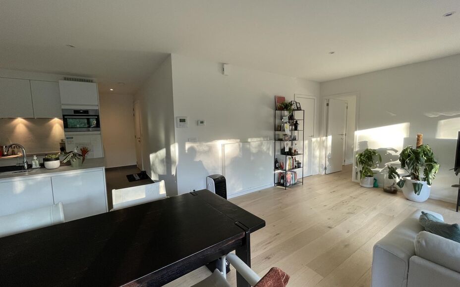 Nieuwbouwappartement te huur in Wemmel. Zeer aangenaam appartement. Het appartement bestaat uit een inkomhal met WC, open keuken met kookeiland, leefruimte met toegang tot het terras, een slaapkamer met aansluitend de badkamer en een berging.  De leefruim