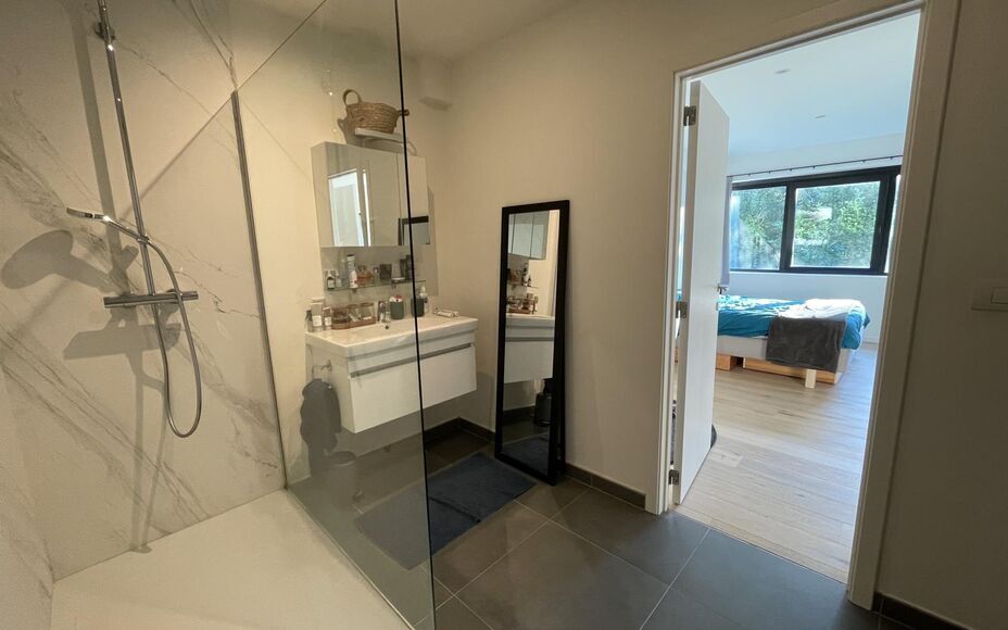 Nieuwbouwappartement te huur in Wemmel. Zeer aangenaam appartement. Het appartement bestaat uit een inkomhal met WC, open keuken met kookeiland, leefruimte met toegang tot het terras, een slaapkamer met aansluitend de badkamer en een berging.  De leefruim