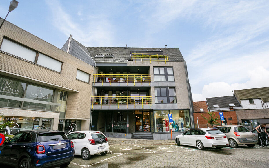 LEEMANS immobiliën biedt u dit appartement op TOPLIGGING in het centrum van Asse! Prachtig appartement gelegen aan het Kerkplein en de Nieuwstraat van Asse, op 100m van de Markt en het winkelcentrum van Asse. Het appartement beschikt over een ruime inkom