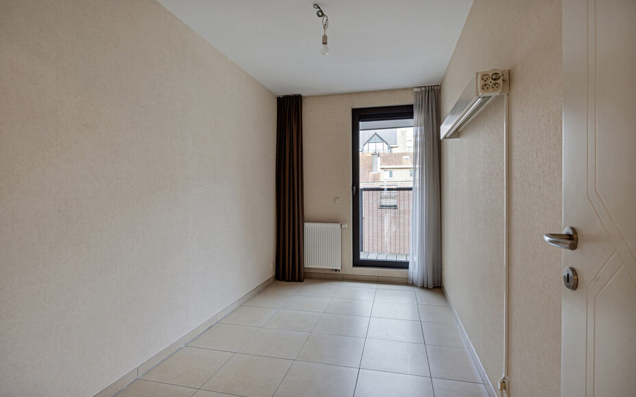 Leemans Immobiliën presenteert u  dit moderne appartement, ideaal gelegen in het hart van Asse. Geniet van de nabijheid van alle faciliteiten: winkels, scholen, openbaar vervoer, sportinfrastructuur en belangrijke invalswegen bevinden zich op wandelafsta