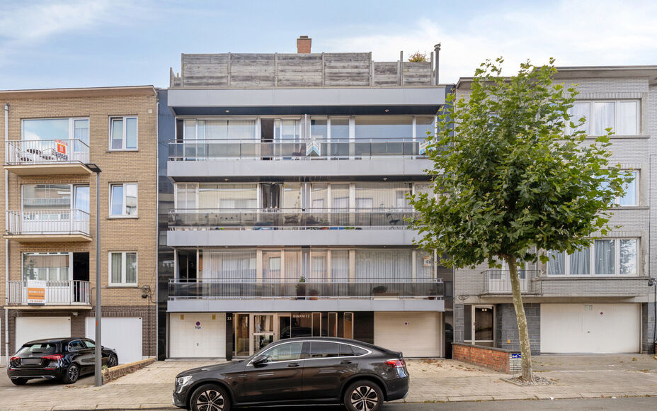 LEEMANS IMMOBILIËN biedt u dit instapklare appartement aan, gelegen op de derde verdieping, in de woonkern van Zellik (deelgemeente van Asse).

Het appartement is tevens volledig vrij van bewoning, wat het ideaal maakt als eigen woonst of als interessant