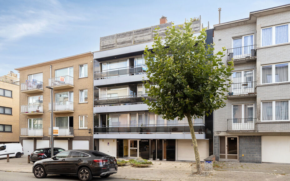 LEEMANS IMMOBILIËN biedt u dit instapklare appartement aan, gelegen op de derde verdieping, in de woonkern van Zellik (deelgemeente van Asse).

Het appartement is tevens volledig vrij van bewoning, wat het ideaal maakt als eigen woonst of als interessant