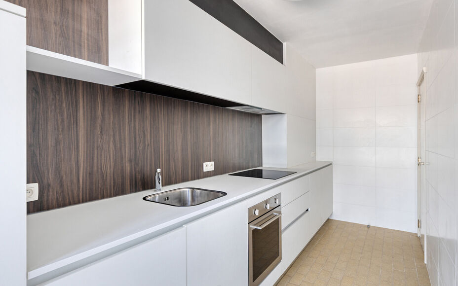 LEEMANS IMMOBILIËN biedt u dit instapklare appartement aan, gelegen op de derde verdieping, in de woonkern van Zellik (deelgemeente van Asse).

Het appartement is tevens volledig vrij van bewoning, wat het ideaal maakt als eigen woonst of als interessant