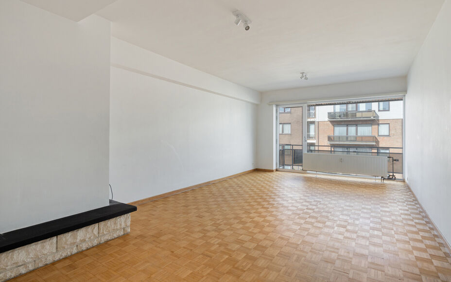 LEEMANS IMMOBILIËN biedt u dit instapklare appartement aan, gelegen op de derde verdieping, in de woonkern van Zellik (deelgemeente van Asse).

Het appartement is tevens volledig vrij van bewoning, wat het ideaal maakt als eigen woonst of als interessant