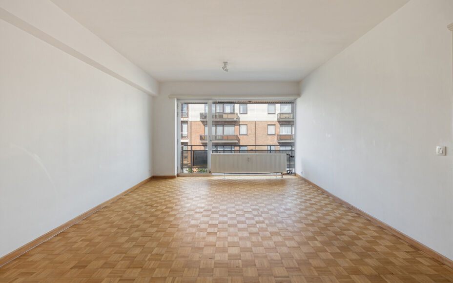 LEEMANS IMMOBILIËN biedt u dit instapklare appartement aan, gelegen op de derde verdieping, in de woonkern van Zellik (deelgemeente van Asse).

Het appartement is tevens volledig vrij van bewoning, wat het ideaal maakt als eigen woonst of als interessant