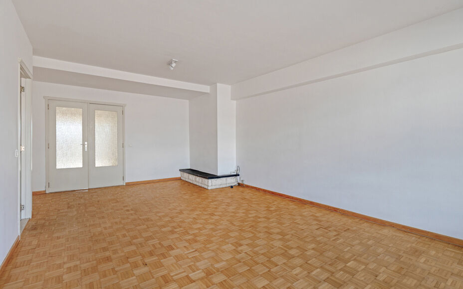 LEEMANS IMMOBILIËN biedt u dit instapklare appartement aan, gelegen op de derde verdieping, in de woonkern van Zellik (deelgemeente van Asse).

Het appartement is tevens volledig vrij van bewoning, wat het ideaal maakt als eigen woonst of als interessant