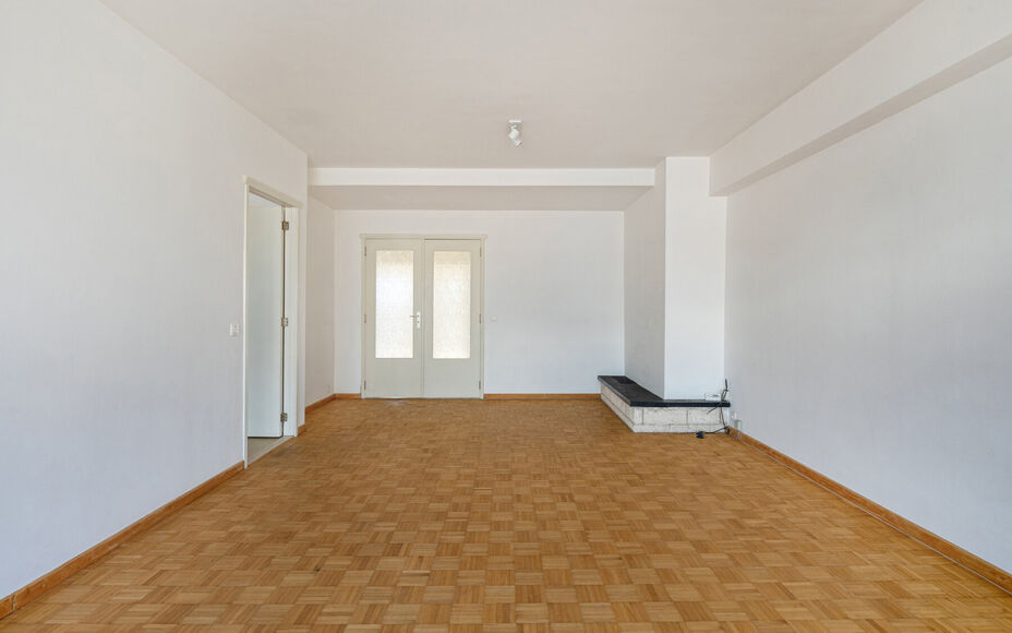 LEEMANS IMMOBILIËN biedt u dit instapklare appartement aan, gelegen op de derde verdieping, in de woonkern van Zellik (deelgemeente van Asse).

Het appartement is tevens volledig vrij van bewoning, wat het ideaal maakt als eigen woonst of als interessant