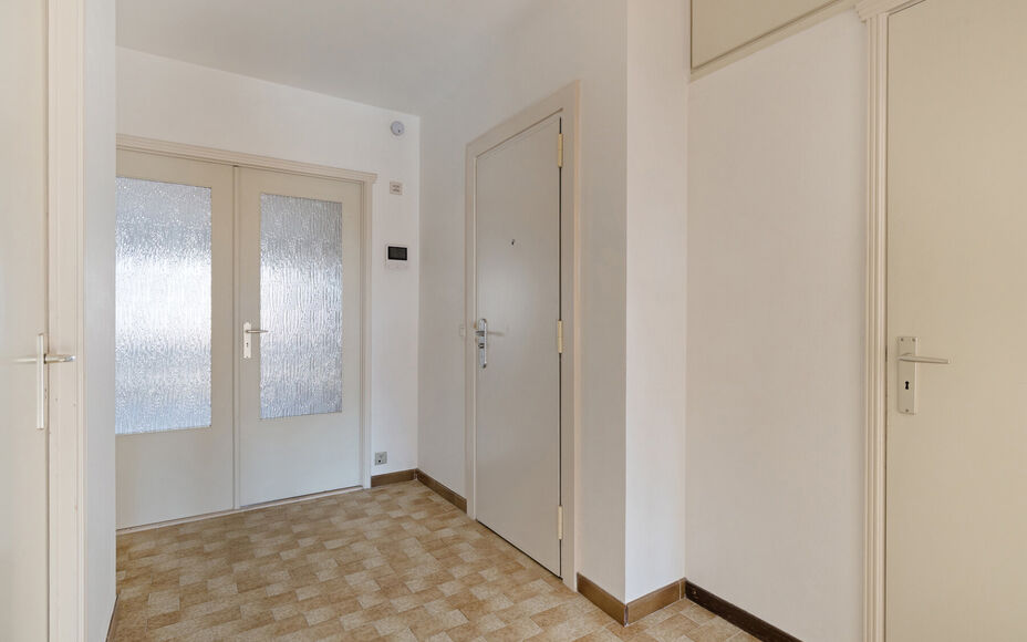LEEMANS IMMOBILIËN biedt u dit instapklare appartement aan, gelegen op de derde verdieping, in de woonkern van Zellik (deelgemeente van Asse).

Het appartement is tevens volledig vrij van bewoning, wat het ideaal maakt als eigen woonst of als interessant