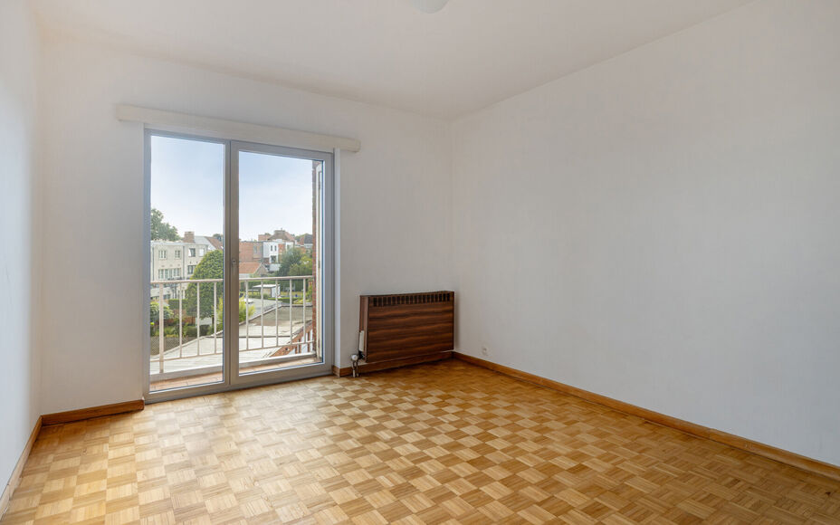 LEEMANS IMMOBILIËN biedt u dit instapklare appartement aan, gelegen op de derde verdieping, in de woonkern van Zellik (deelgemeente van Asse).

Het appartement is tevens volledig vrij van bewoning, wat het ideaal maakt als eigen woonst of als interessant