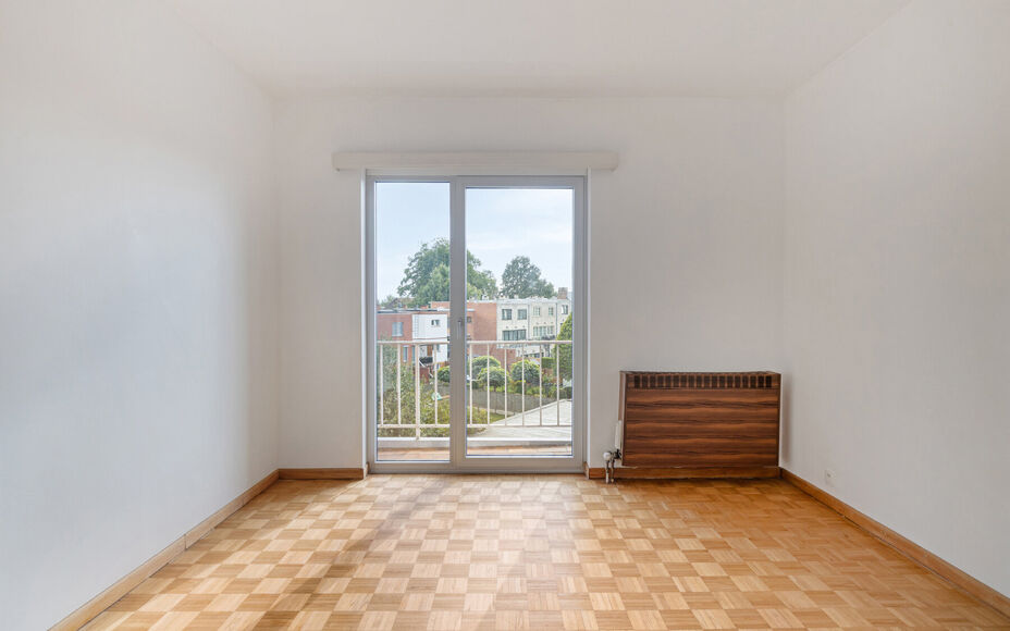 LEEMANS IMMOBILIËN biedt u dit instapklare appartement aan, gelegen op de derde verdieping, in de woonkern van Zellik (deelgemeente van Asse).

Het appartement is tevens volledig vrij van bewoning, wat het ideaal maakt als eigen woonst of als interessant