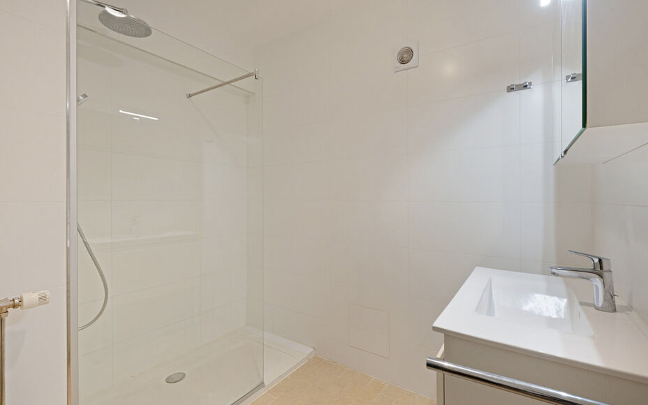 LEEMANS IMMOBILIËN biedt u dit instapklare appartement aan, gelegen op de derde verdieping, in de woonkern van Zellik (deelgemeente van Asse).

Het appartement is tevens volledig vrij van bewoning, wat het ideaal maakt als eigen woonst of als interessant
