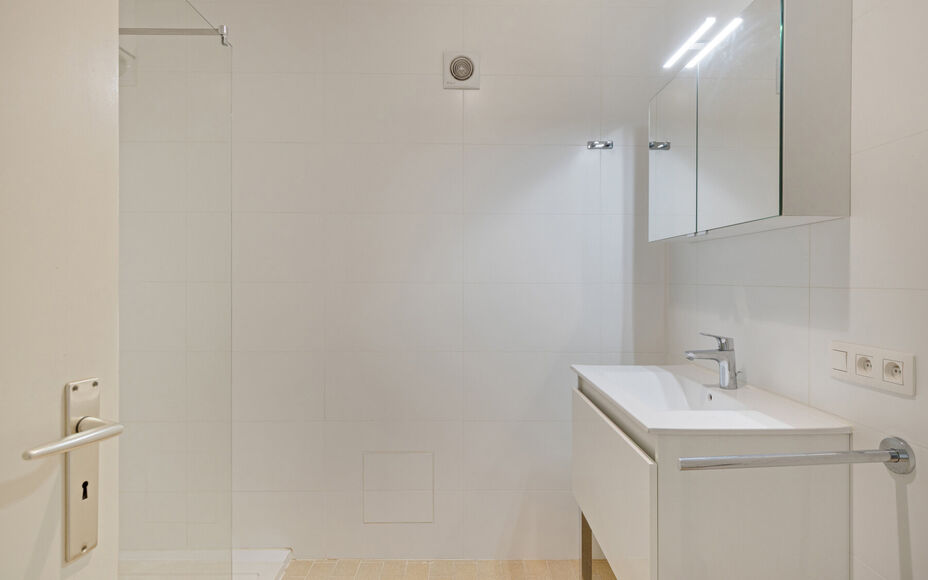 LEEMANS IMMOBILIËN biedt u dit instapklare appartement aan, gelegen op de derde verdieping, in de woonkern van Zellik (deelgemeente van Asse).

Het appartement is tevens volledig vrij van bewoning, wat het ideaal maakt als eigen woonst of als interessant