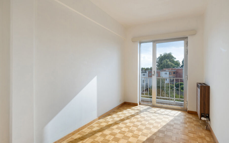 LEEMANS IMMOBILIËN biedt u dit instapklare appartement aan, gelegen op de derde verdieping, in de woonkern van Zellik (deelgemeente van Asse).

Het appartement is tevens volledig vrij van bewoning, wat het ideaal maakt als eigen woonst of als interessant