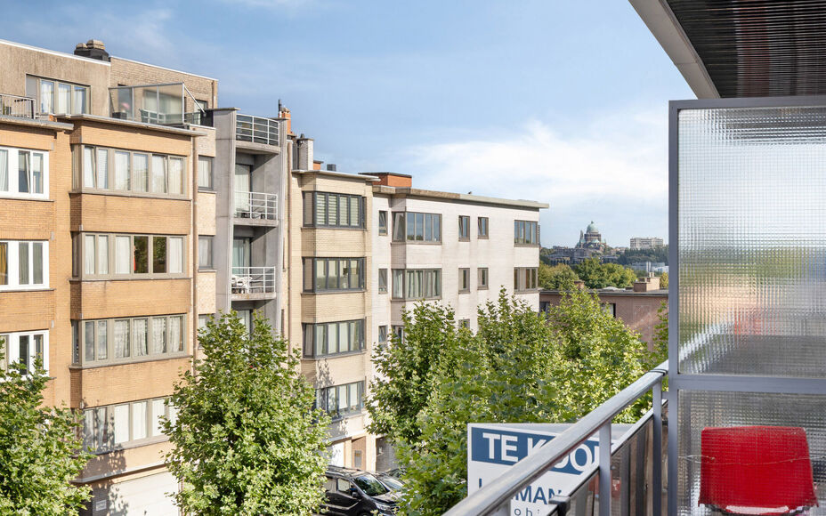 LEEMANS IMMOBILIËN biedt u dit instapklare appartement aan, gelegen op de derde verdieping, in de woonkern van Zellik (deelgemeente van Asse).

Het appartement is tevens volledig vrij van bewoning, wat het ideaal maakt als eigen woonst of als interessant
