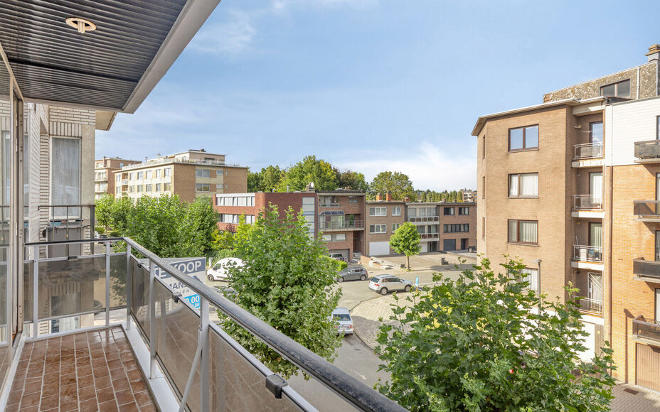 LEEMANS IMMOBILIËN biedt u dit instapklare appartement aan, gelegen op de derde verdieping, in de woonkern van Zellik (deelgemeente van Asse).

Het appartement is tevens volledig vrij van bewoning, wat het ideaal maakt als eigen woonst of als interessant