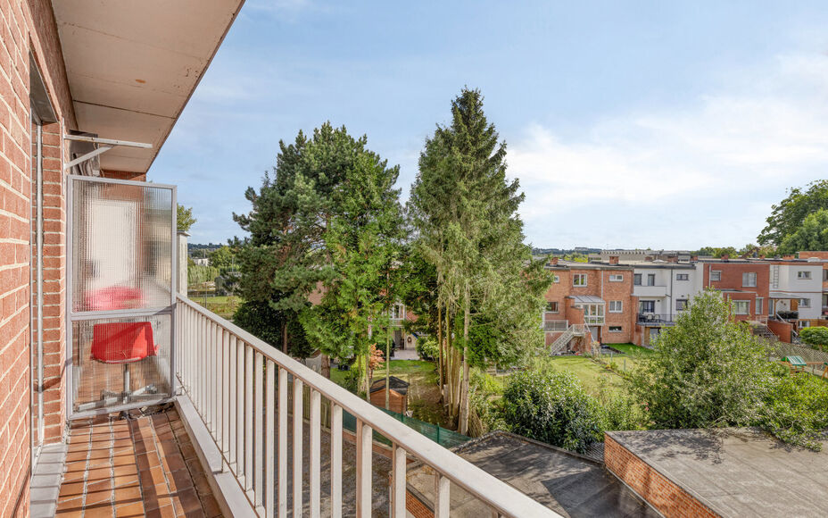LEEMANS IMMOBILIËN biedt u dit instapklare appartement aan, gelegen op de derde verdieping, in de woonkern van Zellik (deelgemeente van Asse).

Het appartement is tevens volledig vrij van bewoning, wat het ideaal maakt als eigen woonst of als interessant