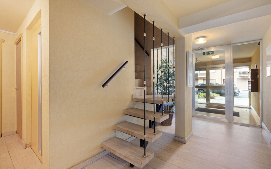LEEMANS IMMOBILIËN biedt u dit instapklare appartement aan, gelegen op de derde verdieping, in de woonkern van Zellik (deelgemeente van Asse).

Het appartement is tevens volledig vrij van bewoning, wat het ideaal maakt als eigen woonst of als interessant