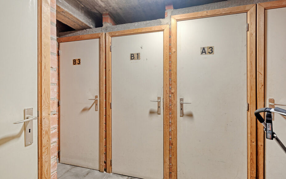 LEEMANS IMMOBILIËN biedt u dit instapklare appartement aan, gelegen op de derde verdieping, in de woonkern van Zellik (deelgemeente van Asse).

Het appartement is tevens volledig vrij van bewoning, wat het ideaal maakt als eigen woonst of als interessant