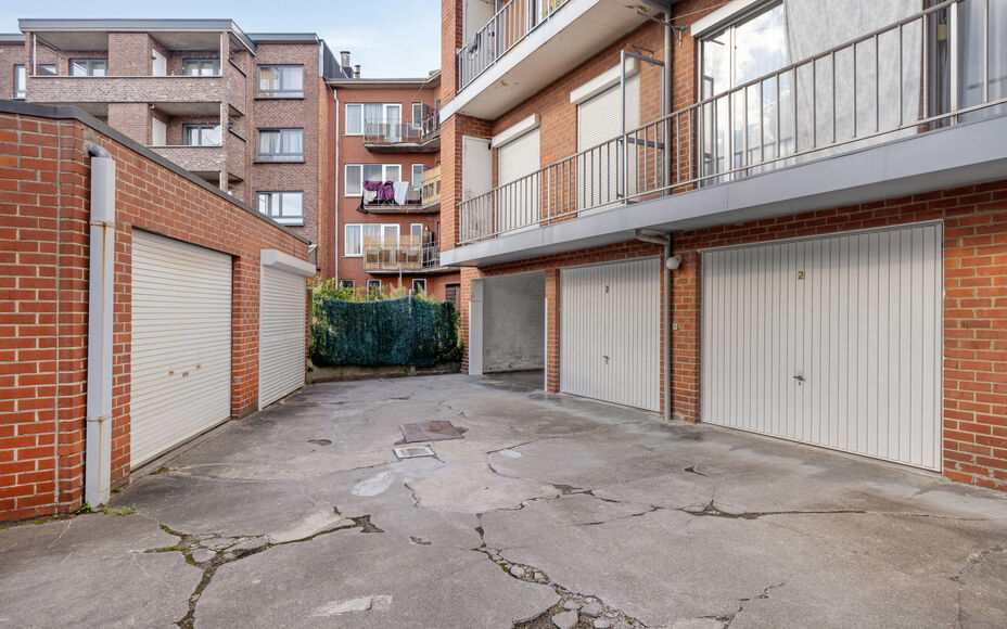 LEEMANS IMMOBILIËN biedt u dit instapklare appartement aan, gelegen op de derde verdieping, in de woonkern van Zellik (deelgemeente van Asse).

Het appartement is tevens volledig vrij van bewoning, wat het ideaal maakt als eigen woonst of als interessant
