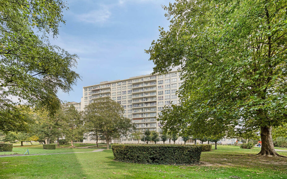 Leemans immobiliën biedt u dit instapklaar appartement aan in het centrum van Zellik. Door de centrale ligging van het appartement zijn winkels, scholen, sportinfrastructuur, openbaar vervoer en invalswegen zeer nabij. Het appartement is gelegen op de 2d