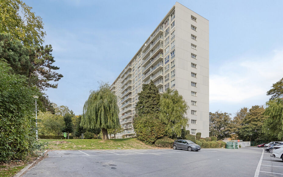 Leemans immobiliën biedt u dit instapklaar appartement aan in het centrum van Zellik. Door de centrale ligging van het appartement zijn winkels, scholen, sportinfrastructuur, openbaar vervoer en invalswegen zeer nabij. Het appartement is gelegen op de 2d
