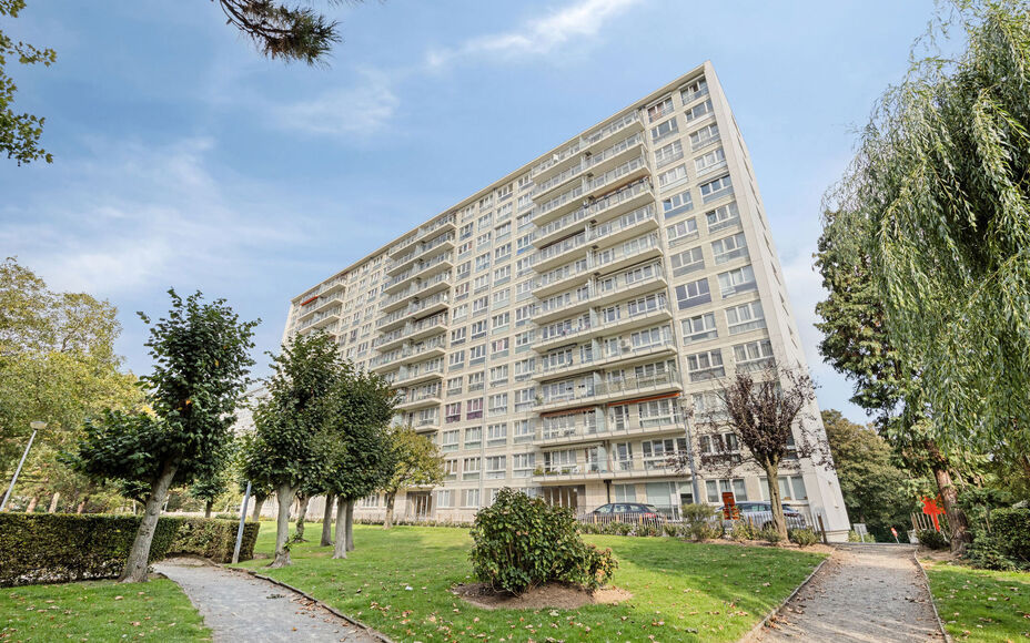 Leemans immobiliën biedt u dit instapklaar appartement aan in het centrum van Zellik. Door de centrale ligging van het appartement zijn winkels, scholen, sportinfrastructuur, openbaar vervoer en invalswegen zeer nabij. Het appartement is gelegen op de 2d