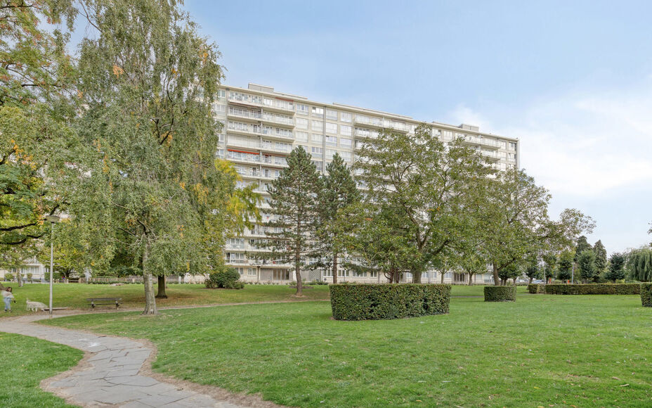 Leemans immobiliën biedt u dit instapklaar appartement aan in het centrum van Zellik. Door de centrale ligging van het appartement zijn winkels, scholen, sportinfrastructuur, openbaar vervoer en invalswegen zeer nabij. Het appartement is gelegen op de 2d