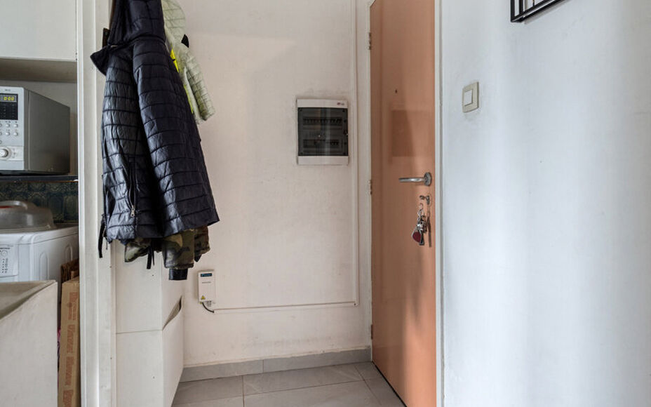 Leemans immobiliën biedt u dit instapklaar appartement aan in het centrum van Zellik. Door de centrale ligging van het appartement zijn winkels, scholen, sportinfrastructuur, openbaar vervoer en invalswegen zeer nabij. Het appartement is gelegen op de 2d