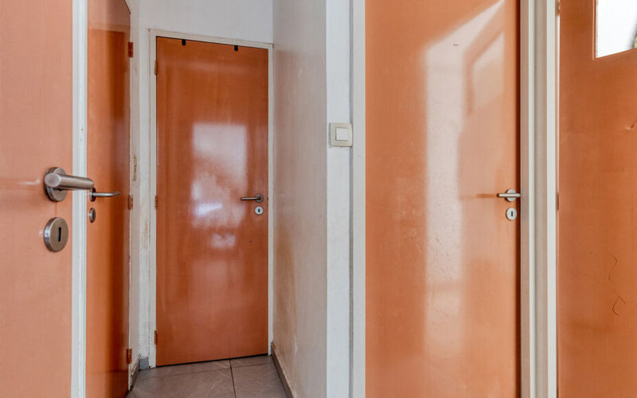 Leemans immobiliën biedt u dit instapklaar appartement aan in het centrum van Zellik. Door de centrale ligging van het appartement zijn winkels, scholen, sportinfrastructuur, openbaar vervoer en invalswegen zeer nabij. Het appartement is gelegen op de 2d