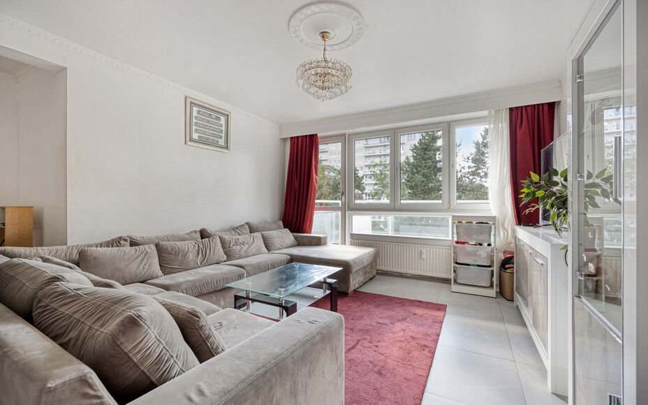 Leemans immobiliën biedt u dit instapklaar appartement aan in het centrum van Zellik. Door de centrale ligging van het appartement zijn winkels, scholen, sportinfrastructuur, openbaar vervoer en invalswegen zeer nabij. Het appartement is gelegen op de 2d