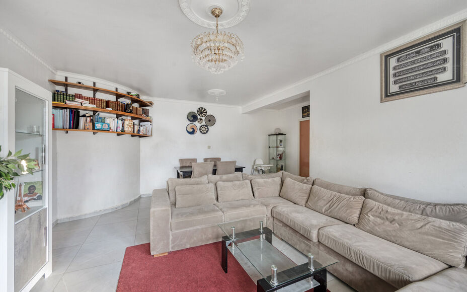 Leemans immobiliën biedt u dit instapklaar appartement aan in het centrum van Zellik. Door de centrale ligging van het appartement zijn winkels, scholen, sportinfrastructuur, openbaar vervoer en invalswegen zeer nabij. Het appartement is gelegen op de 2d