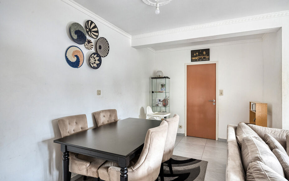 Leemans immobiliën biedt u dit instapklaar appartement aan in het centrum van Zellik. Door de centrale ligging van het appartement zijn winkels, scholen, sportinfrastructuur, openbaar vervoer en invalswegen zeer nabij. Het appartement is gelegen op de 2d