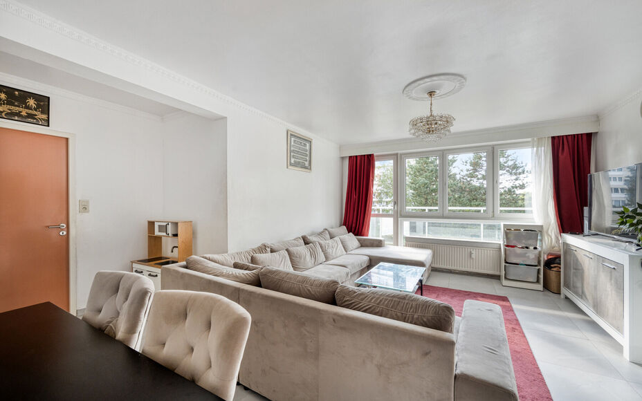Leemans immobiliën biedt u dit instapklaar appartement aan in het centrum van Zellik. Door de centrale ligging van het appartement zijn winkels, scholen, sportinfrastructuur, openbaar vervoer en invalswegen zeer nabij. Het appartement is gelegen op de 2d