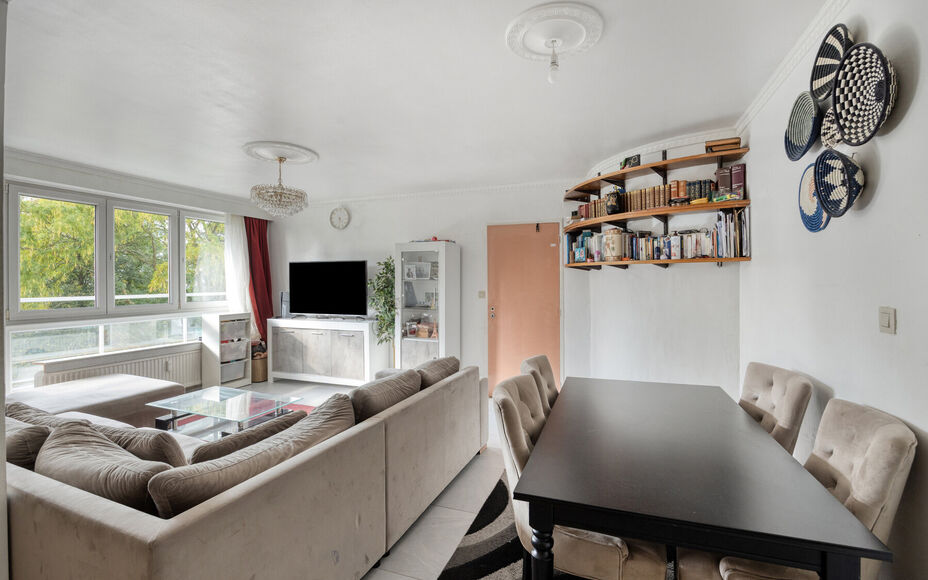 Leemans immobiliën biedt u dit instapklaar appartement aan in het centrum van Zellik. Door de centrale ligging van het appartement zijn winkels, scholen, sportinfrastructuur, openbaar vervoer en invalswegen zeer nabij. Het appartement is gelegen op de 2d