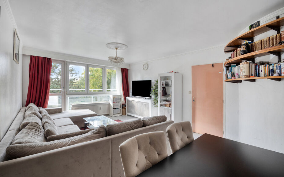 Leemans immobiliën biedt u dit instapklaar appartement aan in het centrum van Zellik. Door de centrale ligging van het appartement zijn winkels, scholen, sportinfrastructuur, openbaar vervoer en invalswegen zeer nabij. Het appartement is gelegen op de 2d