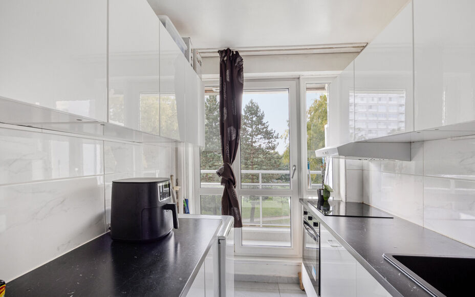 Leemans immobiliën biedt u dit instapklaar appartement aan in het centrum van Zellik. Door de centrale ligging van het appartement zijn winkels, scholen, sportinfrastructuur, openbaar vervoer en invalswegen zeer nabij. Het appartement is gelegen op de 2d