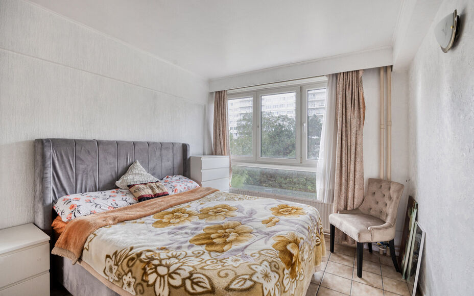 Leemans immobiliën biedt u dit instapklaar appartement aan in het centrum van Zellik. Door de centrale ligging van het appartement zijn winkels, scholen, sportinfrastructuur, openbaar vervoer en invalswegen zeer nabij. Het appartement is gelegen op de 2d