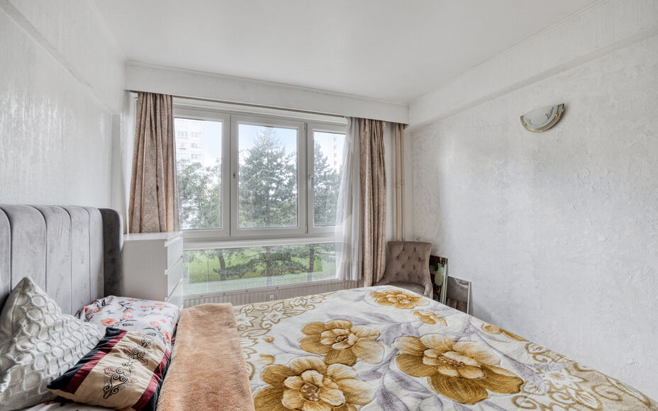 Leemans immobiliën biedt u dit instapklaar appartement aan in het centrum van Zellik. Door de centrale ligging van het appartement zijn winkels, scholen, sportinfrastructuur, openbaar vervoer en invalswegen zeer nabij. Het appartement is gelegen op de 2d