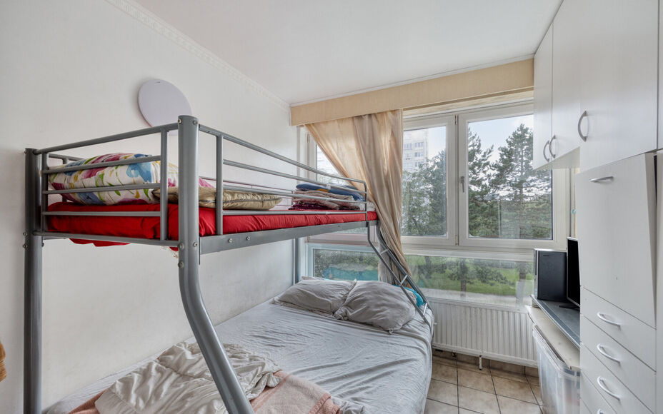 Leemans immobiliën biedt u dit instapklaar appartement aan in het centrum van Zellik. Door de centrale ligging van het appartement zijn winkels, scholen, sportinfrastructuur, openbaar vervoer en invalswegen zeer nabij. Het appartement is gelegen op de 2d