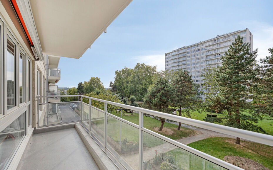 Leemans immobiliën biedt u dit instapklaar appartement aan in het centrum van Zellik. Door de centrale ligging van het appartement zijn winkels, scholen, sportinfrastructuur, openbaar vervoer en invalswegen zeer nabij. Het appartement is gelegen op de 2d