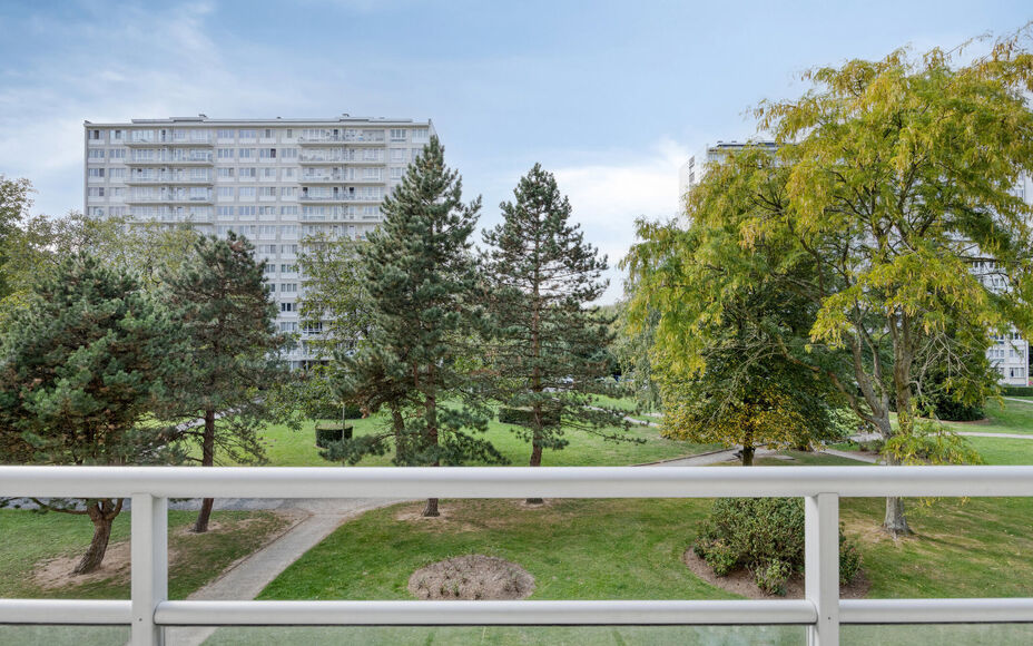 Leemans immobiliën biedt u dit instapklaar appartement aan in het centrum van Zellik. Door de centrale ligging van het appartement zijn winkels, scholen, sportinfrastructuur, openbaar vervoer en invalswegen zeer nabij. Het appartement is gelegen op de 2d