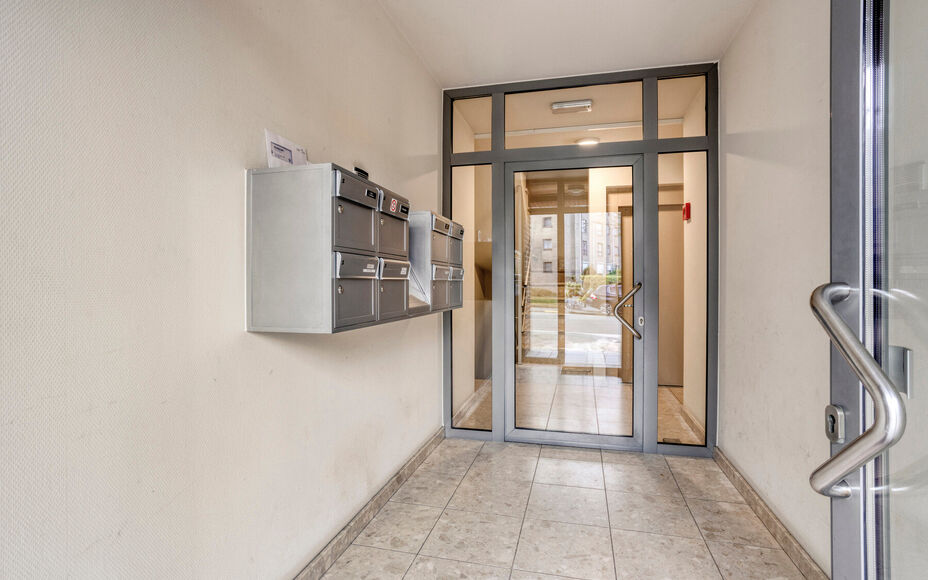 Leemans Immobiliën biedt u dit instapklare appartement aan, ideaal gelegen in het centrum van Zellik. Alle voorzieningen bevinden zich op wandelafstand: winkels, scholen, openbaar vervoer, sportfaciliteiten en belangrijke invalswegen liggen binnen handbe