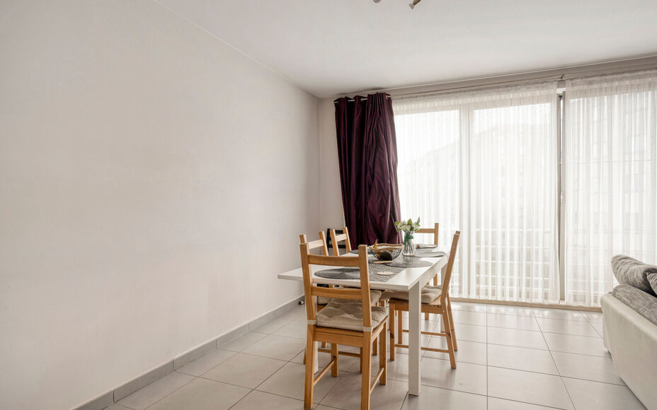 Leemans Immobiliën biedt u dit instapklare appartement aan, ideaal gelegen in het centrum van Zellik. Alle voorzieningen bevinden zich op wandelafstand: winkels, scholen, openbaar vervoer, sportfaciliteiten en belangrijke invalswegen liggen binnen handbe