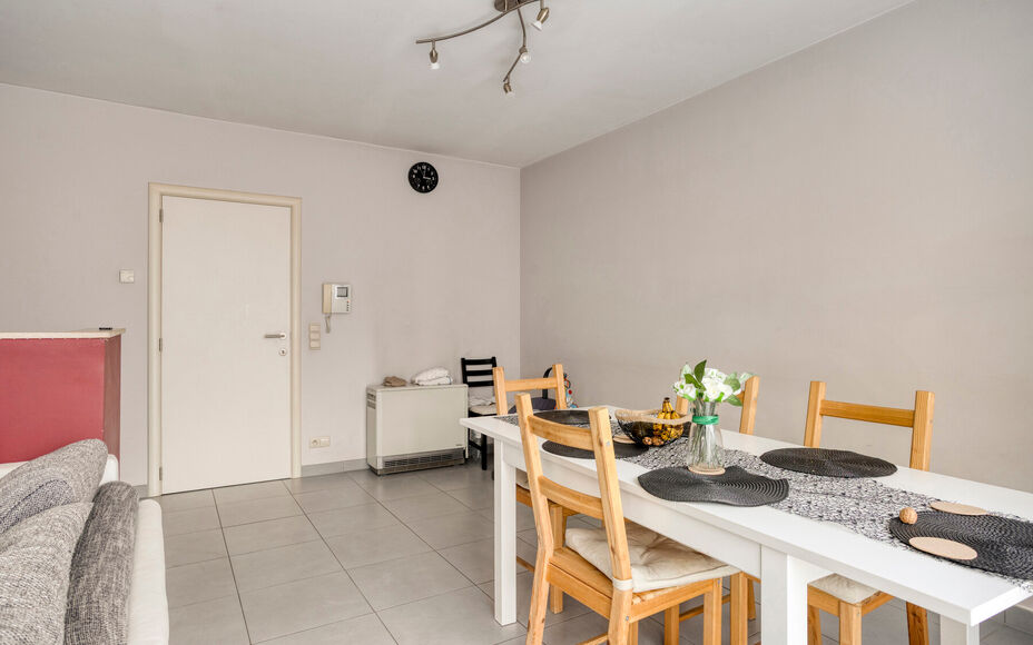 Leemans Immobiliën biedt u dit instapklare appartement aan, ideaal gelegen in het centrum van Zellik. Alle voorzieningen bevinden zich op wandelafstand: winkels, scholen, openbaar vervoer, sportfaciliteiten en belangrijke invalswegen liggen binnen handbe