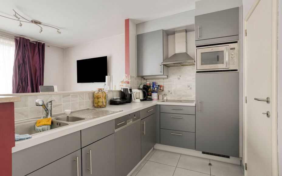 Leemans Immobiliën biedt u dit instapklare appartement aan, ideaal gelegen in het centrum van Zellik. Alle voorzieningen bevinden zich op wandelafstand: winkels, scholen, openbaar vervoer, sportfaciliteiten en belangrijke invalswegen liggen binnen handbe