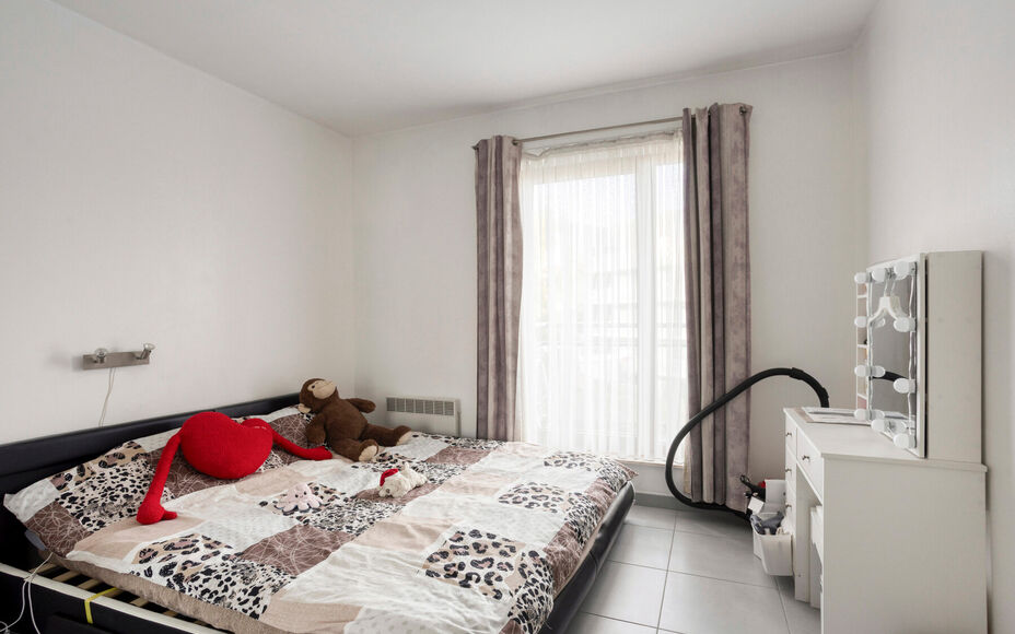 Leemans Immobiliën biedt u dit instapklare appartement aan, ideaal gelegen in het centrum van Zellik. Alle voorzieningen bevinden zich op wandelafstand: winkels, scholen, openbaar vervoer, sportfaciliteiten en belangrijke invalswegen liggen binnen handbe