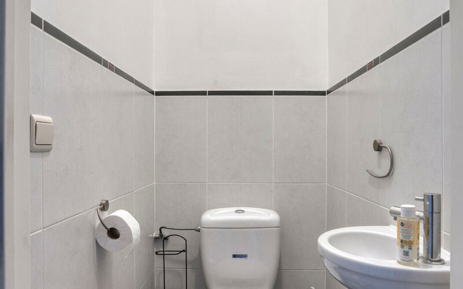 Leemans Immobiliën biedt u dit instapklare appartement aan, ideaal gelegen in het centrum van Zellik. Alle voorzieningen bevinden zich op wandelafstand: winkels, scholen, openbaar vervoer, sportfaciliteiten en belangrijke invalswegen liggen binnen handbe