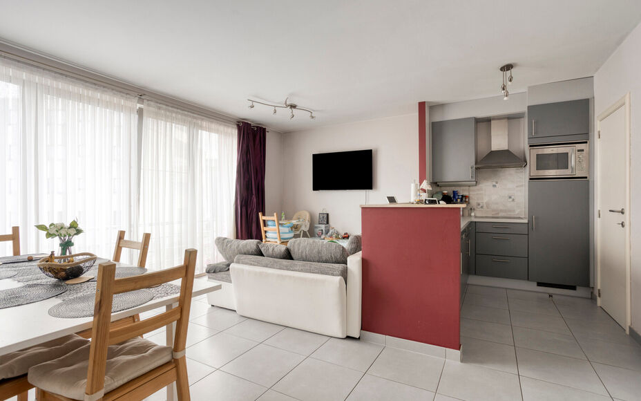 Leemans Immobiliën biedt u dit instapklare appartement aan, ideaal gelegen in het centrum van Zellik. Alle voorzieningen bevinden zich op wandelafstand: winkels, scholen, openbaar vervoer, sportfaciliteiten en belangrijke invalswegen liggen binnen handbe