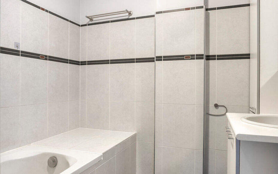 Leemans Immobiliën biedt u dit instapklare appartement aan, ideaal gelegen in het centrum van Zellik. Alle voorzieningen bevinden zich op wandelafstand: winkels, scholen, openbaar vervoer, sportfaciliteiten en belangrijke invalswegen liggen binnen handbe